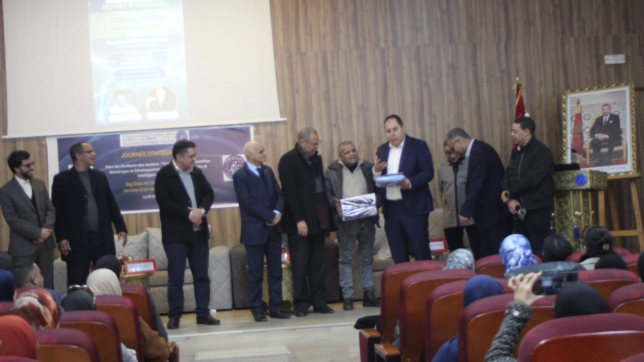 ماسترَي التواصل الرقمي والذكاء الاصطناعي بتارودانت ينظمون حفلاً لاستقبال الطلبة الجدد ويكرّمون نائب العميد السابق